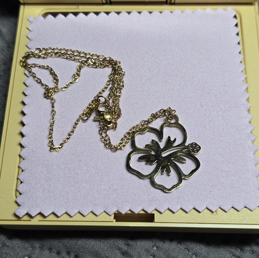Hibiscus Flower Necklace 🌺 Stainless Steel | Waterproof - Picture 5 of 5